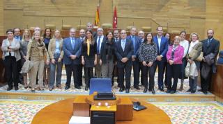 Los jueces y magistrados, con la presidenta de la Asamblea de Madrid y los portavoces de los grupos parlamentarios regionales